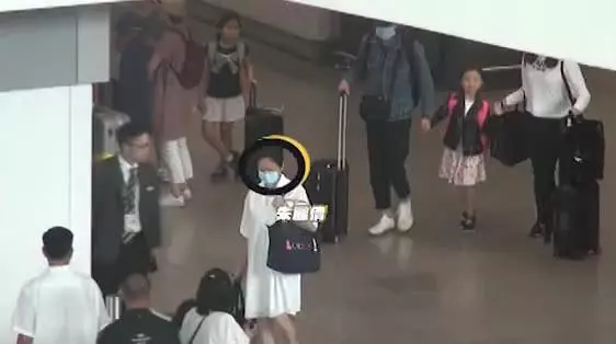 劉德華夫婦帶女兒畢業旅遊歸來,父女倆全程手牽手很甜蜜~~~~~~
