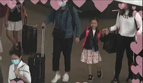 劉德華夫婦帶女兒畢業旅遊歸來,父女倆全程手牽手很甜蜜~~~~~~