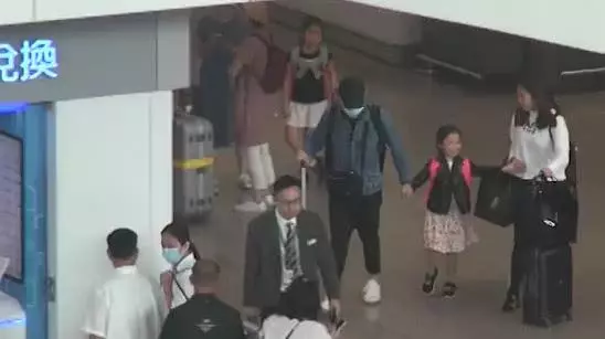 劉德華夫婦帶女兒畢業旅遊歸來,父女倆全程手牽手很甜蜜~~~~~~