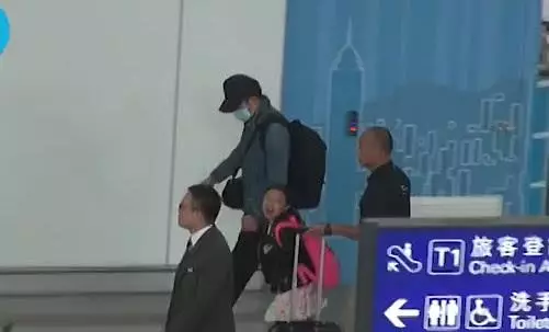 劉德華夫婦帶女兒畢業旅遊歸來,父女倆全程手牽手很甜蜜~~~~~~
