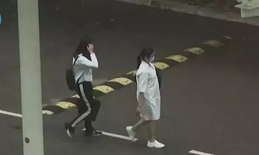 劉德華夫婦帶女兒畢業旅遊歸來,父女倆全程手牽手很甜蜜~~~~~~