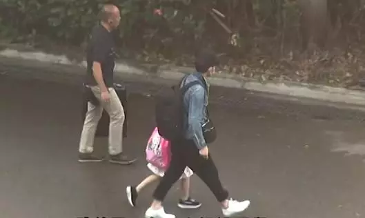 劉德華夫婦帶女兒畢業旅遊歸來,父女倆全程手牽手很甜蜜~~~~~~