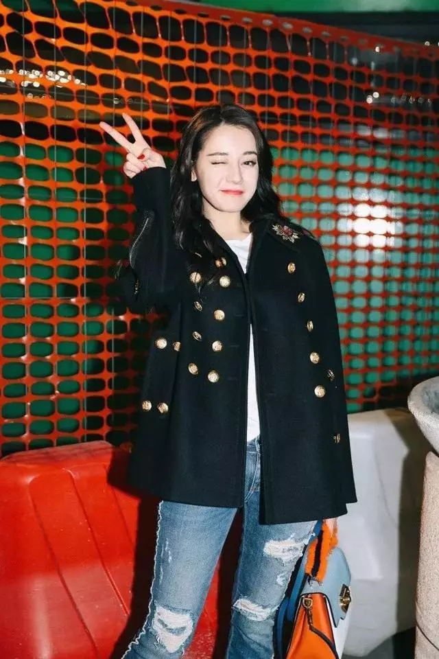 迪麗熱巴穿露肩拖尾裙仙氣十足!這樣搭配超顯身材,她可真會穿~~~