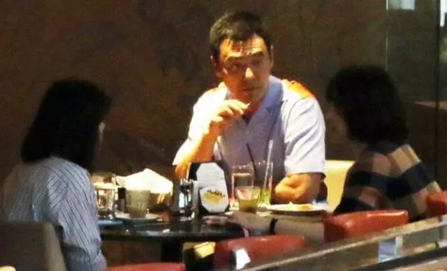 65歲鍾鎮濤逛街笑出自信,曾欠2億今再賺過億給女兒買房做嫁妝!