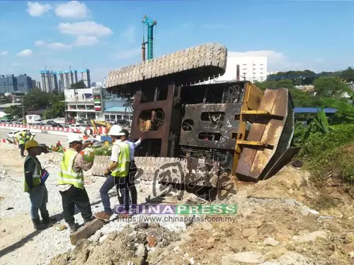 大道旁鷹架突然倒塌,消拯車、警車及救護車也被車龍堵住!