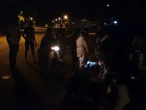 一個路洞害中三男生送命!乖巧孫為外婆打包晚餐,再也回不來了!
