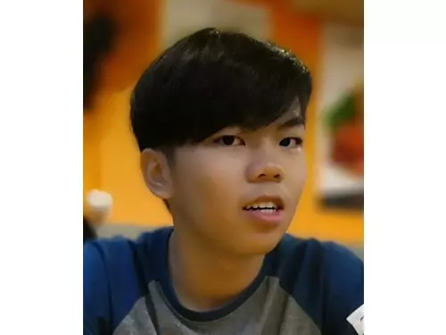 一個路洞害中三男生送命!乖巧孫為外婆打包晚餐,再也回不來了!