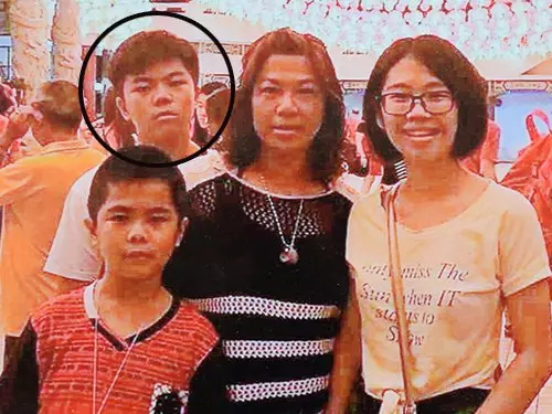 一個路洞害中三男生送命!乖巧孫為外婆打包晚餐,再也回不來了!