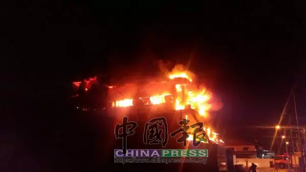 安邦一家3層樓高的豆腐廠,凌晨遭遇火魔,損失超過百萬令吉!
