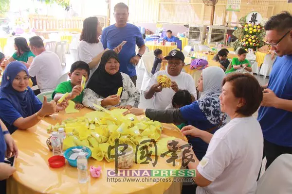 華裔婦女在巫裔家庭長大,帶家人穿孝服,為生父治喪!