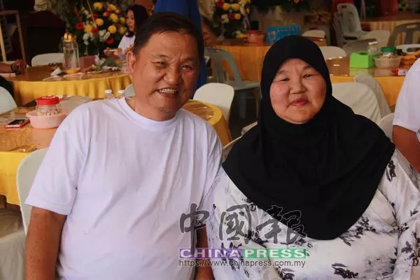 華裔婦女在巫裔家庭長大,帶家人穿孝服,為生父治喪!