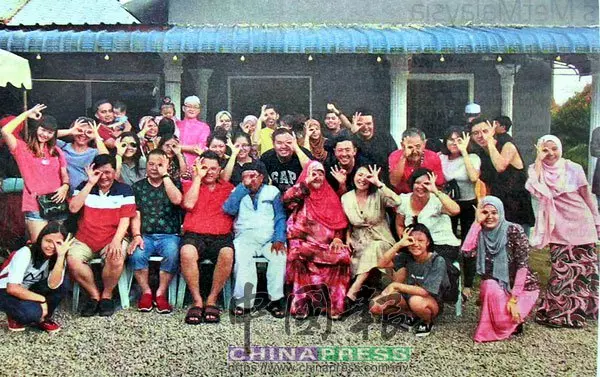 華裔婦女在巫裔家庭長大,帶家人穿孝服,為生父治喪!