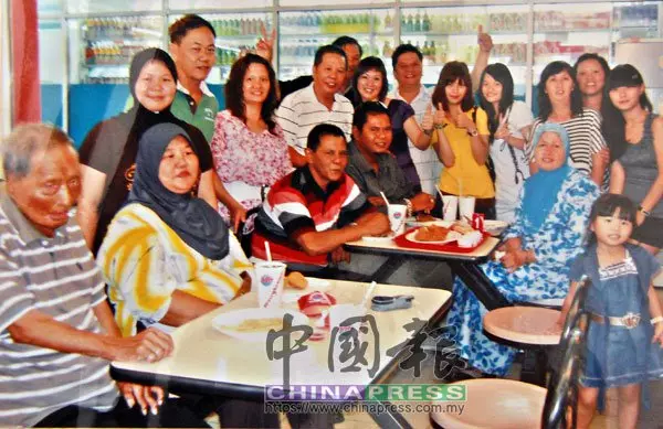 華裔婦女在巫裔家庭長大,帶家人穿孝服,為生父治喪!
