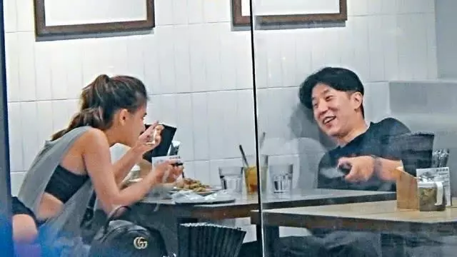 房祖名約會賭王千金何超蓮,兩人青梅竹馬,相談甚歡疑正在熱戀!