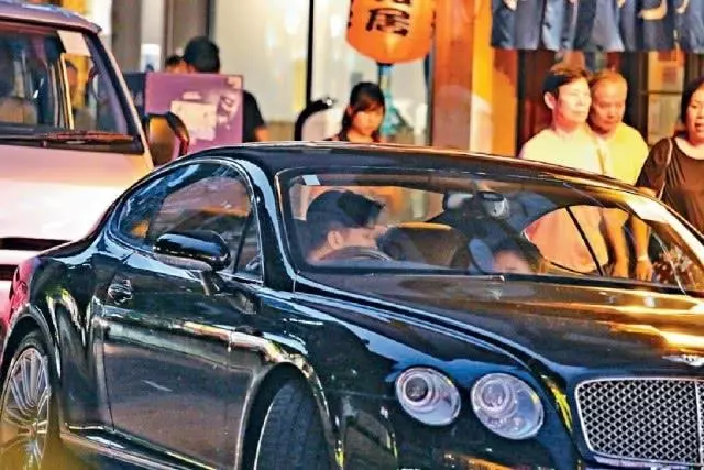 房祖名約會賭王千金何超蓮,兩人青梅竹馬,相談甚歡疑正在熱戀!