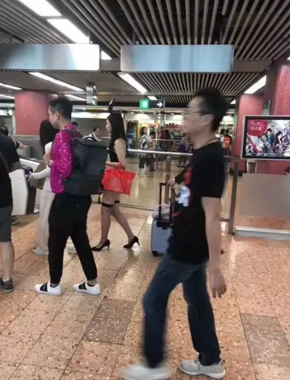 路人全看傻！兔女郎出沒港鐵…神情淡然 網：這下真紅了