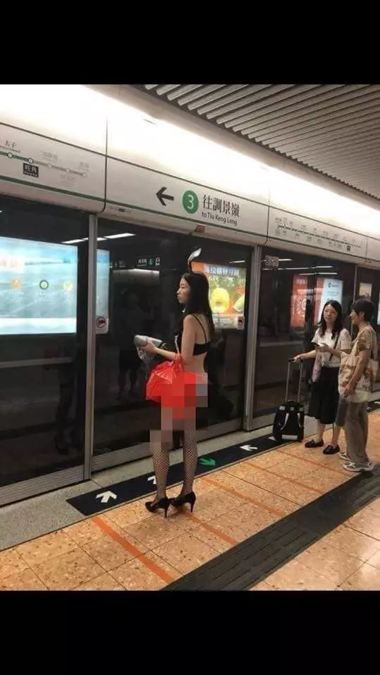 路人全看傻！兔女郎出沒港鐵…神情淡然 網：這下真紅了