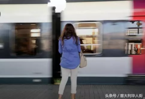 女子在RER車站跳軌自殺,兒子站身後目睹全過程慘案