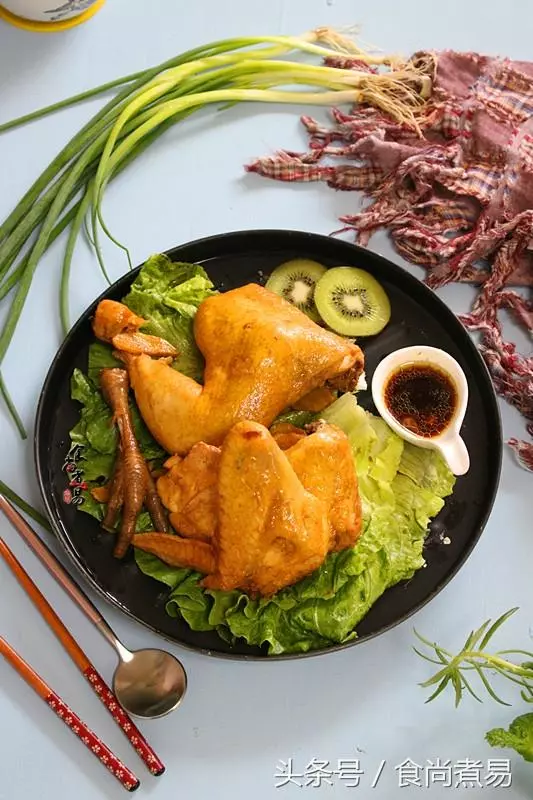 利用電飯鍋,烹調雞肉不加一滴水,鮮香入味,整塊撕開吃,過癮!