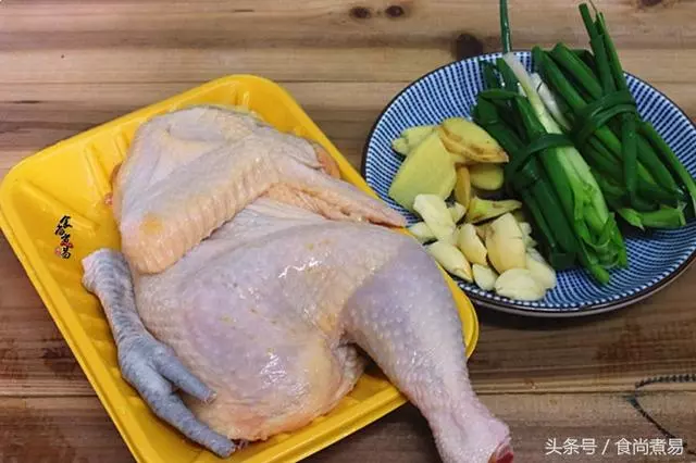 利用電飯鍋,烹調雞肉不加一滴水,鮮香入味,整塊撕開吃,過癮!