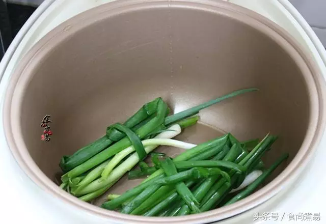 利用電飯鍋,烹調雞肉不加一滴水,鮮香入味,整塊撕開吃,過癮!