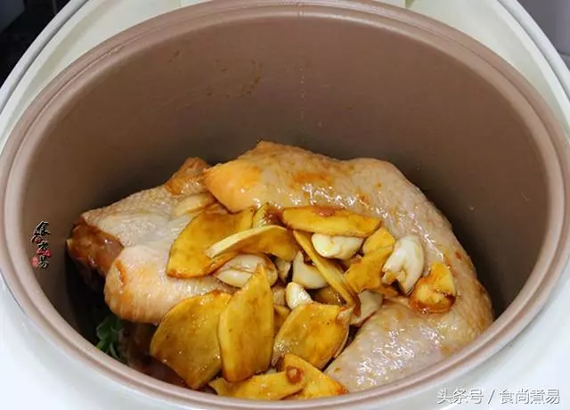 利用電飯鍋,烹調雞肉不加一滴水,鮮香入味,整塊撕開吃,過癮!