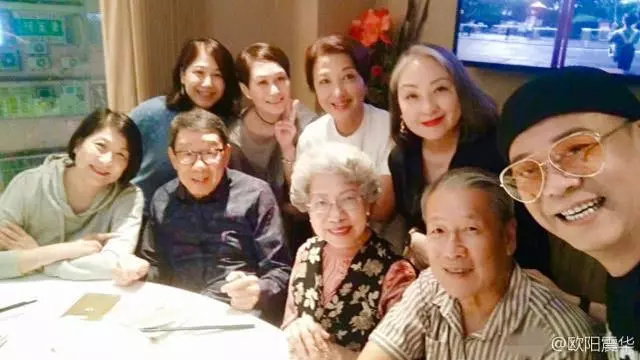 一群熟面孔TVB老戲骨開心聚餐,年齡最小的竟然是歐陽震華!