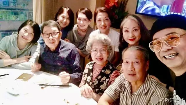 一群熟面孔TVB老戲骨開心聚餐,年齡最小的竟然是歐陽震華!