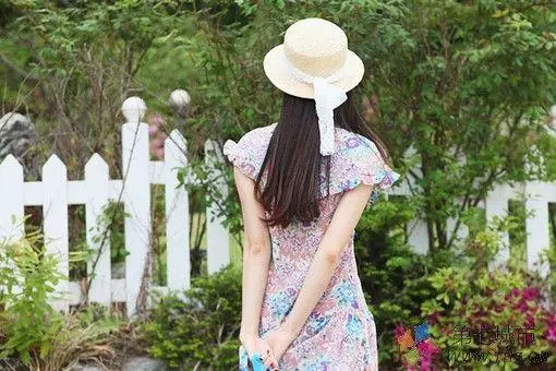老公幾乎破產,小姑子結婚卻拿出十萬,回到家打開抽屜後明白了