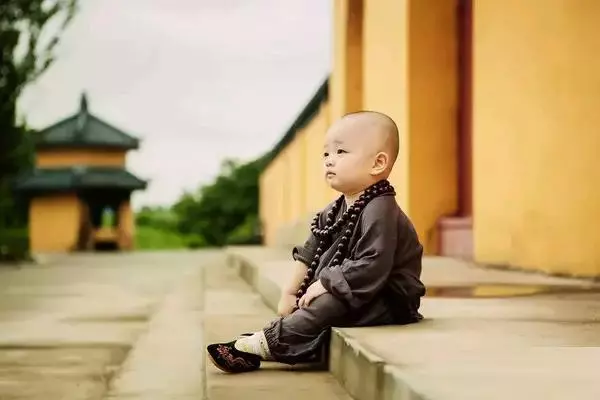 為何佛祖有頭髮,而和尚都剃光頭?