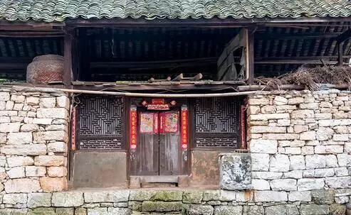 她供男友讀大學,畢業男友卻提分手,七夕去男友家找他,推門哭了