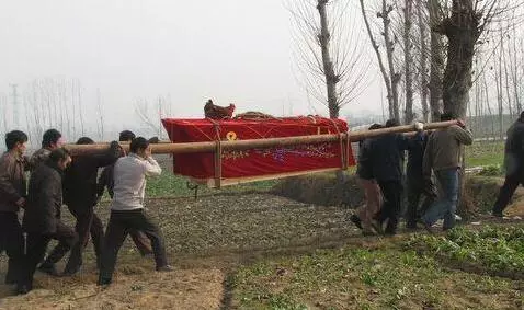 多人抬不動棺材,孕婦老公飛奔回來要看老婆最後一眼,打開棺材一看……