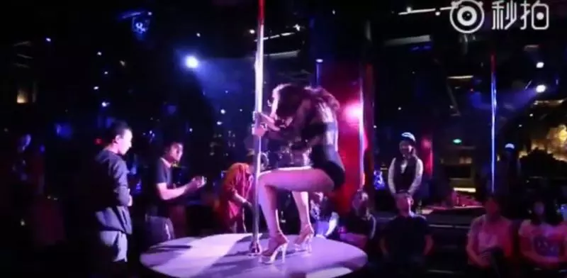 【影片被翻出!】「高貴妃」譚卓爆-乳黑BRA性感跳鋼管舞!網友狂流鼻血:辣翻啦~!