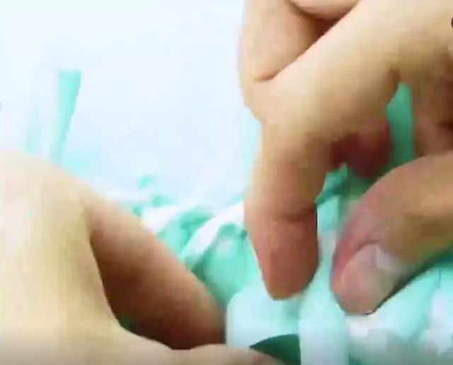 舊衣服剪下來改造一下,放在沙發上實用又漂亮,客人看到都想要!
