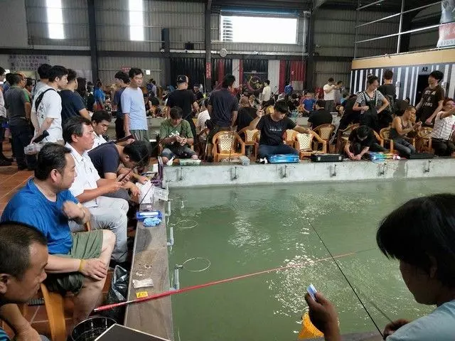 桃園人不用上班？這間釣蝦場擠爆譽為「神場」！釣客排100m也甘願：老闆超敢放蝦！