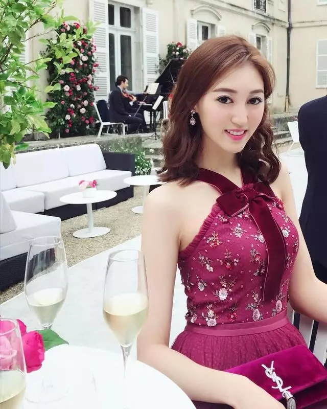 今年同嫁富豪譜寫「爺孫戀」的兩位港姐婚後都忙曬幸福~