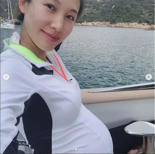 今年同嫁富豪譜寫「爺孫戀」的兩位港姐婚後都忙曬幸福~