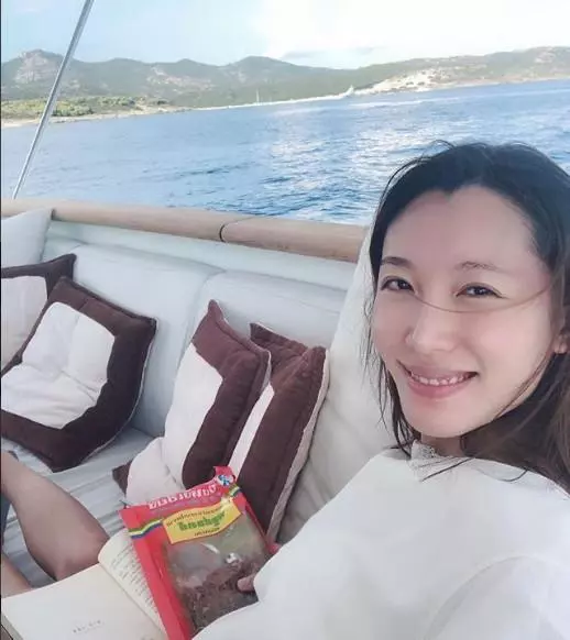 今年同嫁富豪譜寫「爺孫戀」的兩位港姐婚後都忙曬幸福~