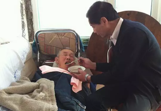 女婿不遺餘力照顧中風的岳父,沒想到看了遺囑後…隔天立刻把岳父岳母趕出家門!