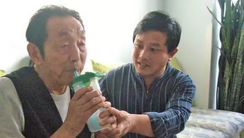 女婿不遺餘力照顧中風的岳父,沒想到看了遺囑後…隔天立刻把岳父岳母趕出家門!