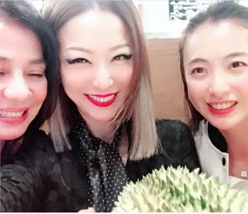 女首富甘比收13億零花錢,為鄭秀文慶生笑容滿面,甘比美過天后