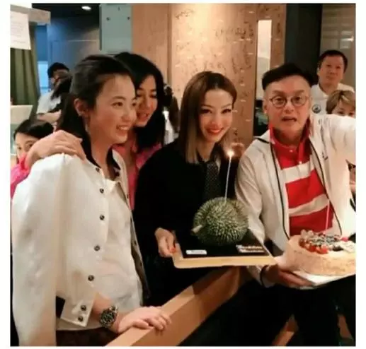女首富甘比收13億零花錢,為鄭秀文慶生笑容滿面,甘比美過天后