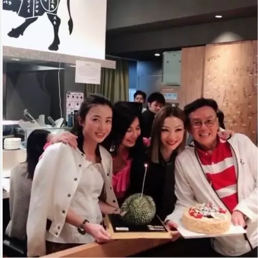 女首富甘比收13億零花錢,為鄭秀文慶生笑容滿面,甘比美過天后
