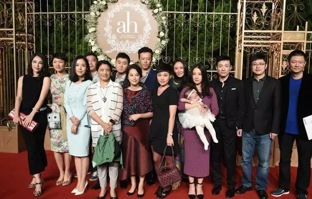 結婚時請了半個娛樂圈,落魄時只有兩人力挺,網友:半個娛樂圈呢?!
