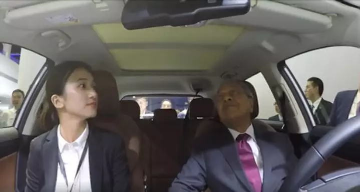 【原來是馬來西亞人!】在中國為首相示範Proton系統的美女是大馬獨中生!「我真的很激動」