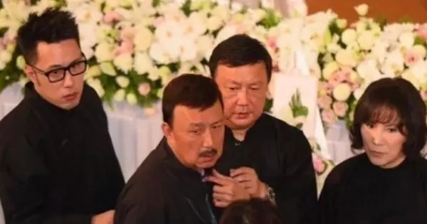 余天94歲父親因病逝世,演藝圈與政壇名人沒人敢不出席,張菲透漏大家都怕余天爸的真相!