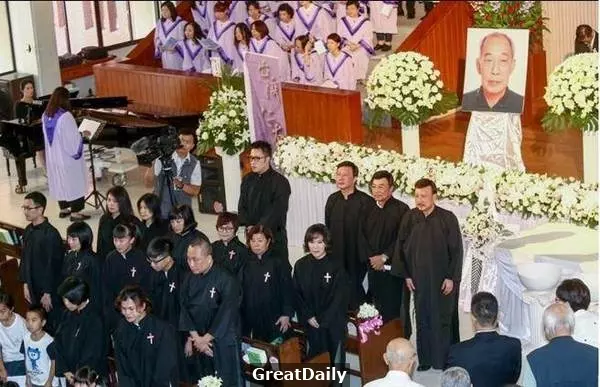 余天94歲父親因病逝世,演藝圈與政壇名人沒人敢不出席,張菲透漏大家都怕余天爸的真相!