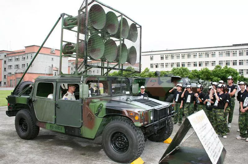 國軍坦克車裝大喇叭讓解放軍看了哈哈大笑! 陸網民:邊打仗邊唱K嗎?