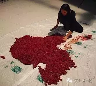 她擁有一張明星臉,不靠父親特權,低調攻讀博士,穿著連像樣的品牌都沒有,這就是馬唯中...