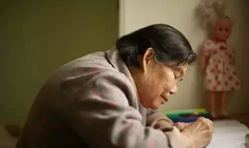 奶奶去世後不久,女兒對著窗外大喊奶奶,全家人跑出去,傻眼了...集體朝著窗外的方向跪拜!